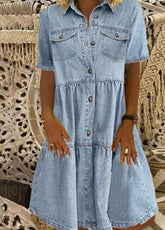 Vestido midi de mezclilla con cuello Peter Pan en azul claro y diseño de patchwork arrugado